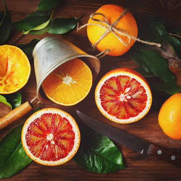 Bodegón con fruta naranja y hojas verdes —  Fotos de Stock