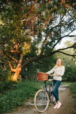 Kadın sepeti ile Vintage Bisiklet sürme 