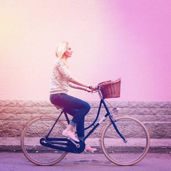 Женщина на винтажном велосипеде с корзиной
 