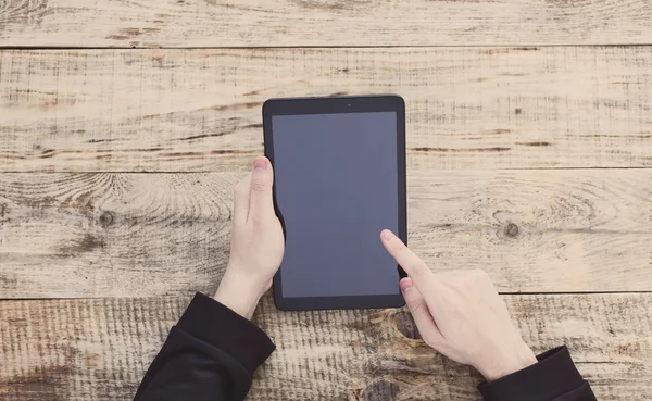 Digitaler Tablet-Computer mit isoliertem Bildschirm in Männerhand. Ansicht von oben mit Kopierraum. Freiraum für Text. Hipster-Stil — Stockfoto