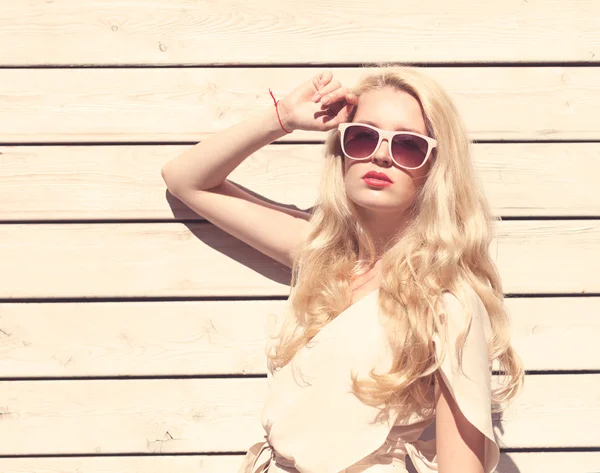 Lato na zewnątrz zmysłowy moda piękny portret piękne młode blond kobieta białej sukni stojącej na tle desek. tonie w ciepłych kolorach — Zdjęcie stockowe
