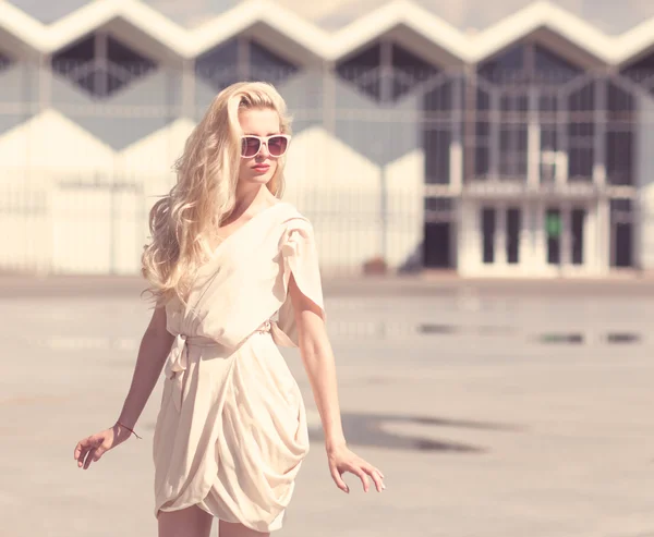 Retrato de verão de jovem bela mulher loira em vestido de verão branco posando. Tonificado em cores quentes — Fotografia de Stock