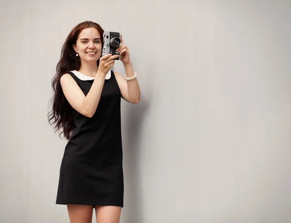 Bella bruna sexy con i capelli lunghi con fotocamera vintage in mano , — Foto Stock