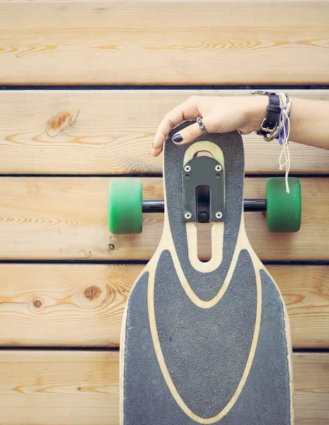 Menina Longboard na rua segura o seu longboard. Tonificado em cores quentes . — Fotografia de Stock