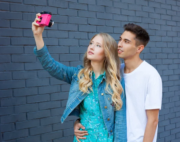 Autorretrato de pareja feliz. Hermosa pareja joven de viajes multirraciales divertirse. Hombre hispano, chica caucásica — Foto de Stock