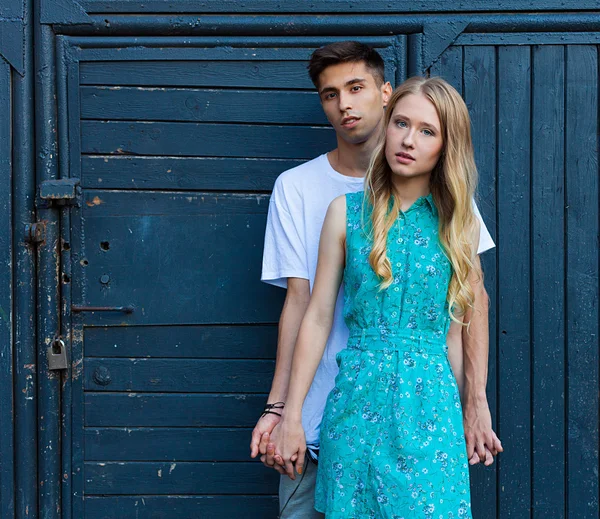 Interrazziale giovane coppia innamorata all'aperto. Splendido ritratto sensuale all'aperto di giovane coppia di moda elegante in posa in estate. Ragazza che guarda la telecamera. Uomo ispanico, ragazza caucasica — Foto Stock