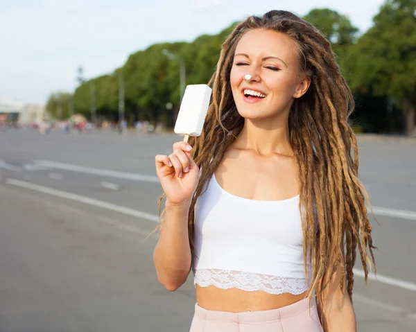 Joven chica rubia sexy con temores comer helado blanco en verano noche caliente, alegre y alegre . — Foto de Stock