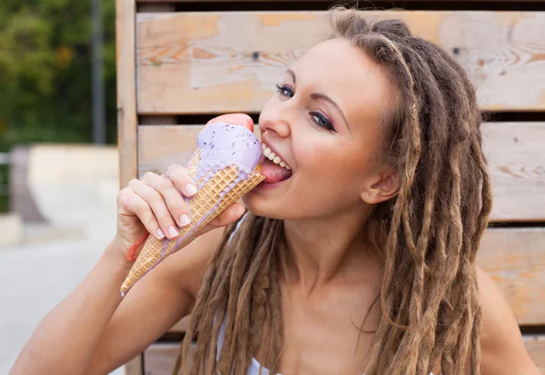 Junges sexy blondes Mädchen mit Ängsten, das an Sommerabenden buntes Eis in Waffelkegeln isst, fröhlich und fröhlich. — Stockfoto