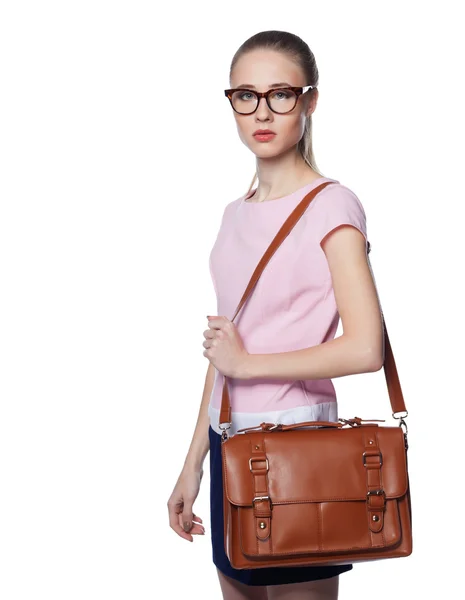 Smuk ung blond kvinde med briller i en kontoragtig business taske på skulderen. Isoleret på hvid baggrund - Stock-foto
