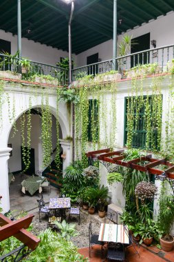 Koloni bir evin bir veranda üzerine Restoran 