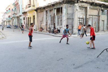 Sokakta futbol oynarken Childs 