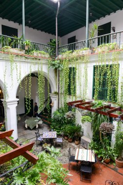 Koloni bir evin bir veranda üzerine Restoran 