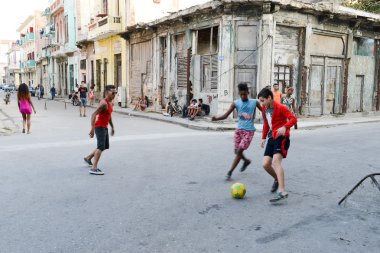 Sokakta futbol oynarken Childs 