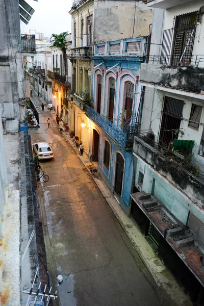 Casas antiguas en el barrio de Habana Vieja en La Habana — Foto de Stock