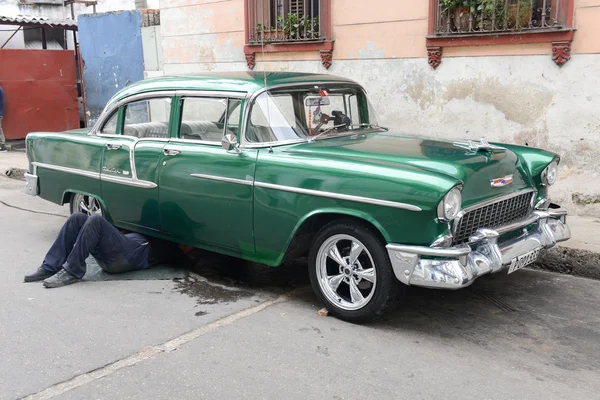 Coche Vintage en el barrio de Habana Vieja — Foto de Stock