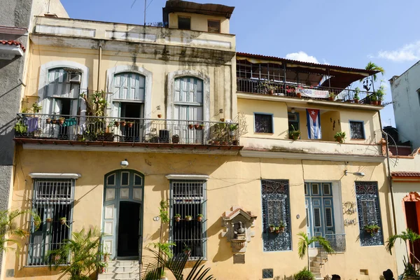 Casas antigas no bairro de Habana Vieja em Havana — Fotografia de Stock