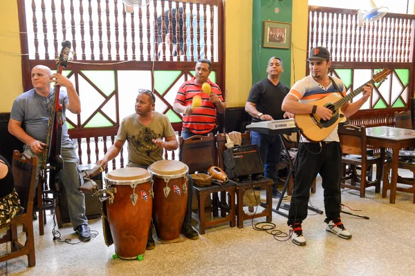 Banda de música tradicional tocando para turistas en un restaurante — Foto de Stock
