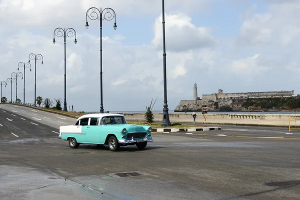 Člověk jeho veteránem mířil Malecon v Havaně — Stock fotografie