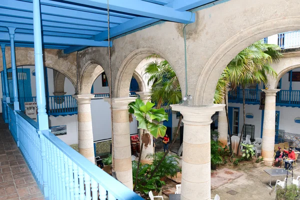 Restaurante en un patio de una casa colonial —  Fotos de Stock