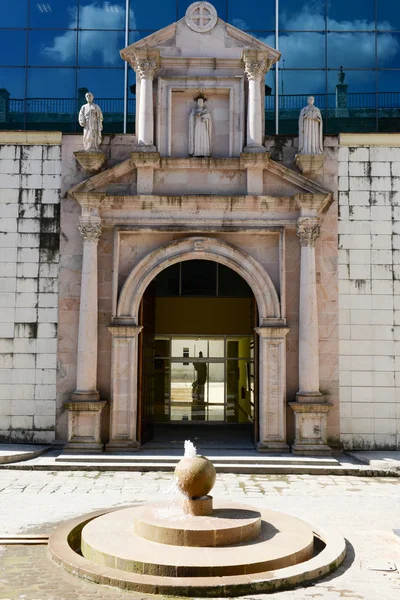 Vista de la Iglesia Vieja en una calle de La Habana Vieja —  Fotos de Stock