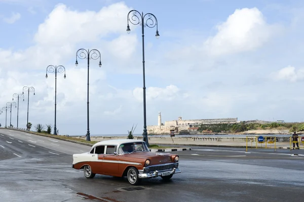 Persona conduciendo su coche de época en el Malecón de La Habana — Foto de Stock