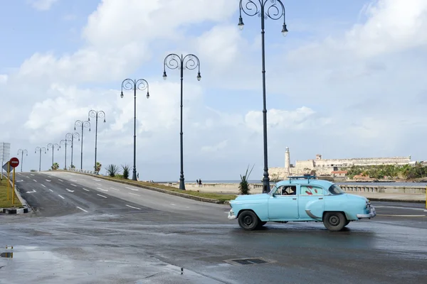 Persona conduciendo su coche de época en el Malecón de La Habana — Foto de Stock