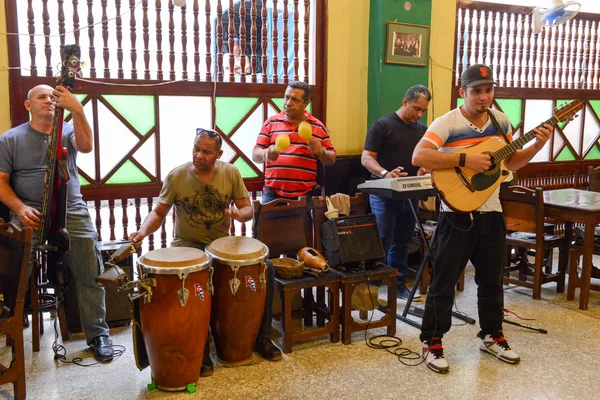 Bir restoranda turistler için oynayan geleneksel müzik grubu — Stok fotoğraf