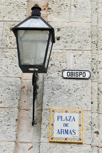 Plaza de Armas Straßenschild und Laterne in Havanna — Stockfoto