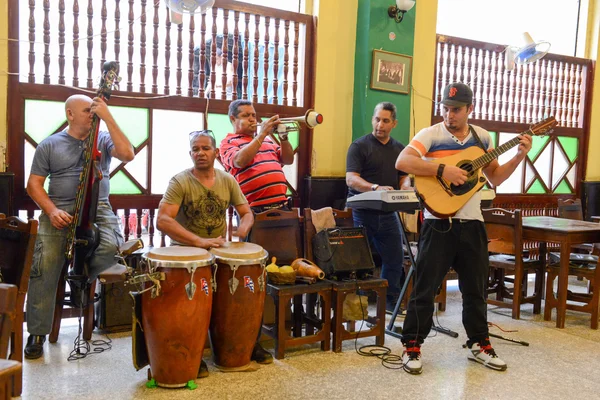 Traditional music band playing for tourists in a restaurant — Stock Photo, Image