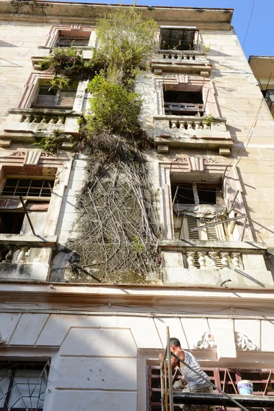 Casas antiguas en el barrio de Habana Vieja en La Habana — Foto de Stock