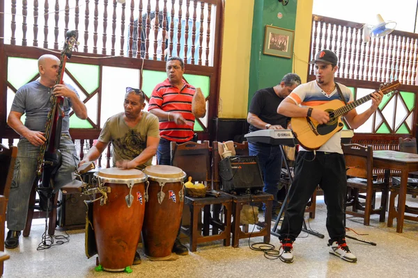 Bir restoranda turistler için oynayan geleneksel müzik grubu — Stok fotoğraf