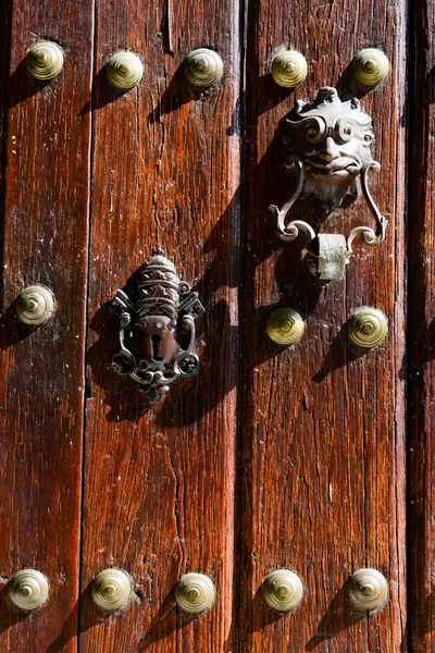 ประตูไม้โบราณที่โอลด์ฮาวานา — ภาพถ่ายสต็อก