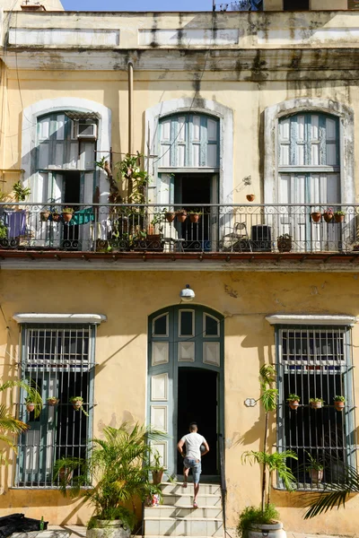 Staré domy v sousedství Habana Vieja v Havaně — Stock fotografie