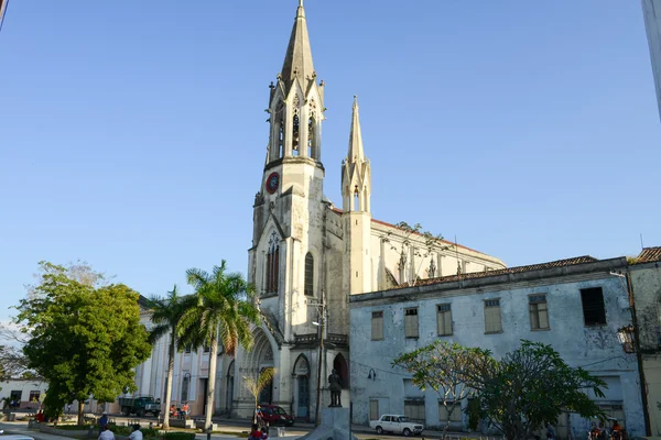 Sacred Heart of Jesus Cathedral in Marti park in Camaguey — Stockfoto