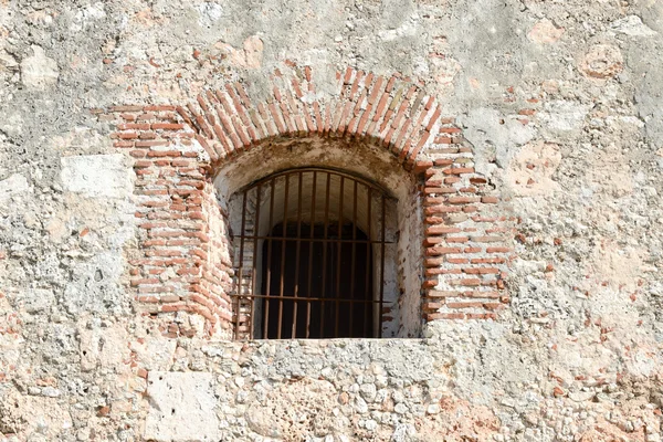 Fönster av El Morro castle på Santiago de Cuba — Stockfoto