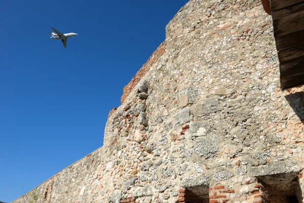 Avión pasando las murallas del castillo de El Morro — Foto de Stock