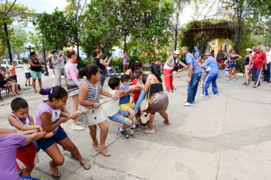 İlkokul çocuklarının t gözetimi ile oynamak