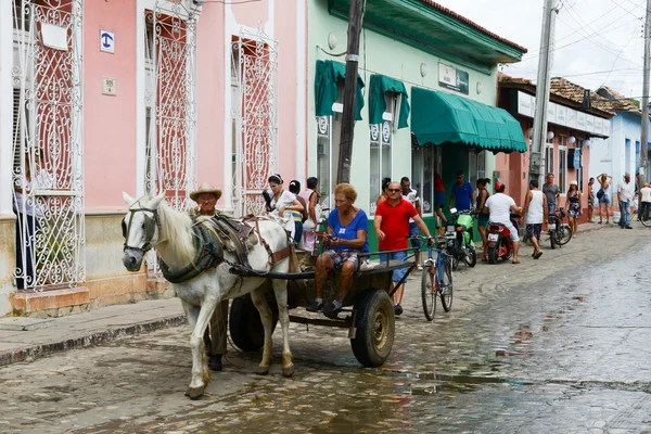 Colorate case tradizionali nella città coloniale di Trinidad — Foto Stock