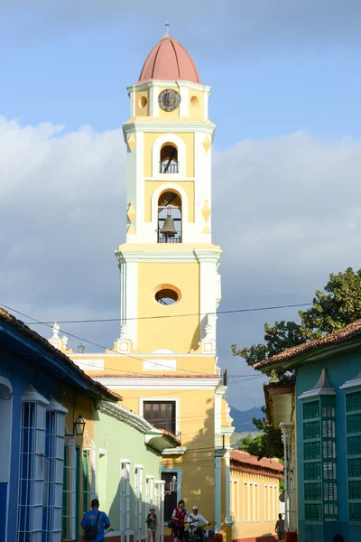 Bella vecchia chiesa nella città coloniale di Trinidad — Foto Stock