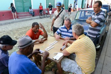 Domino oynayan insanlar Trinidad sokak