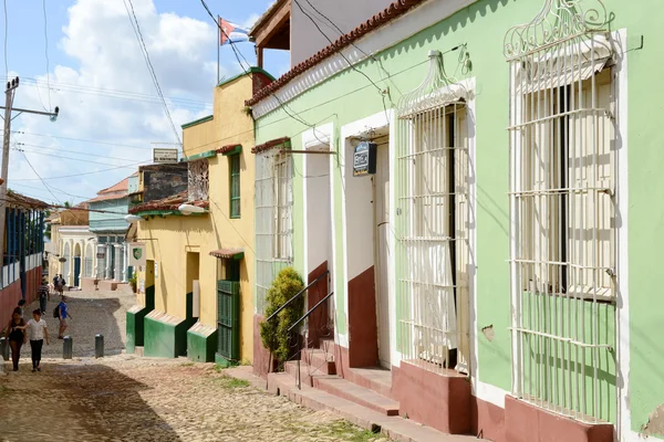 Coloridas casas tradicionales en la ciudad colonial de Trinidad — Foto de Stock