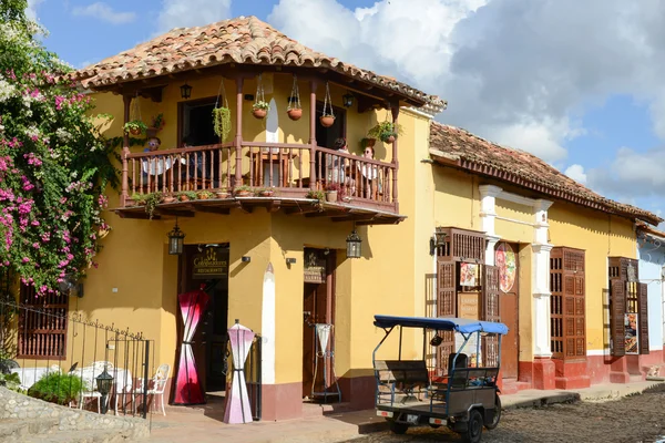 Colorful traditional houses in the colonial town of Trinidad — Stock Photo, Image