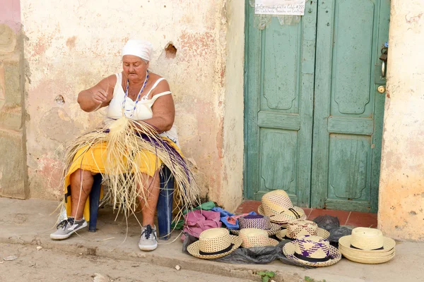 Mujer haciendo sombreros de paja hechos a mano —  Fotos de Stock