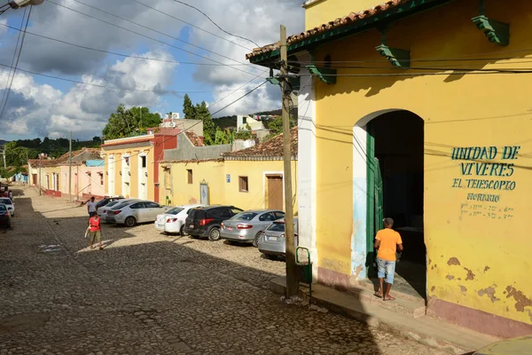 Rumah-rumah tradisional berwarna di kota kolonial Trinidad — Stok Foto