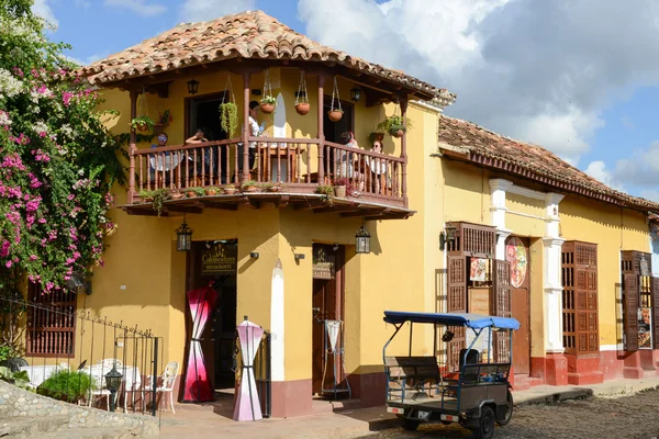 Coloridas casas tradicionales en la ciudad colonial de Trinidad —  Fotos de Stock