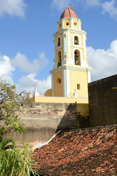 Bella vecchia chiesa nella città coloniale di Trinidad — Foto Stock