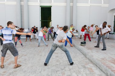 Santiago de Cuba Caddesi üzerinde yapımı spor salonu insanlar
