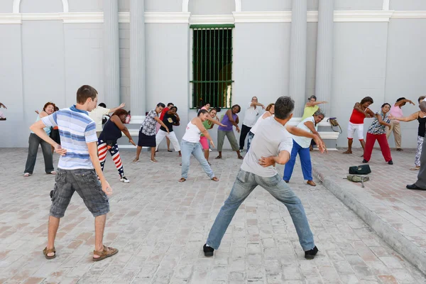 Persone che fanno palestra sulla strada di Santiago de Cuba — Foto Stock