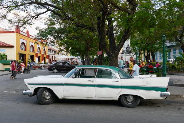 Люди руху старовинних автомобілів на Santiago-де-Куба, Куба — стокове фото