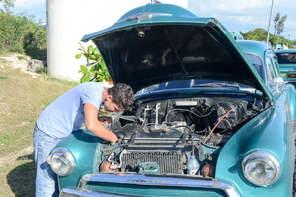 Człowiek repiring jego rocznika samochodu w Santiago de Cuba — Zdjęcie stockowe